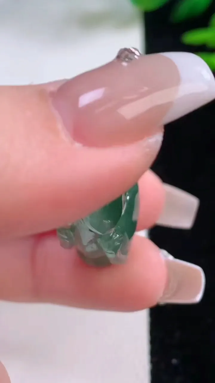 天然A货翡翠生肖鼠吊坠，尺寸17.8-34.6-12，重量:14.15g
12月2日