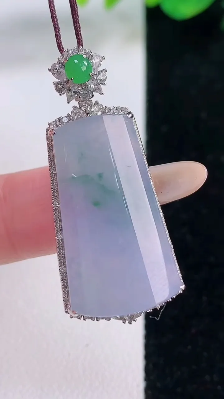 天然A货翡翠18K金紫罗兰飘花无事牌吊坠，尺寸38.5-11.2-9.4，裸石26-15.4重量:7.76g
12月2日