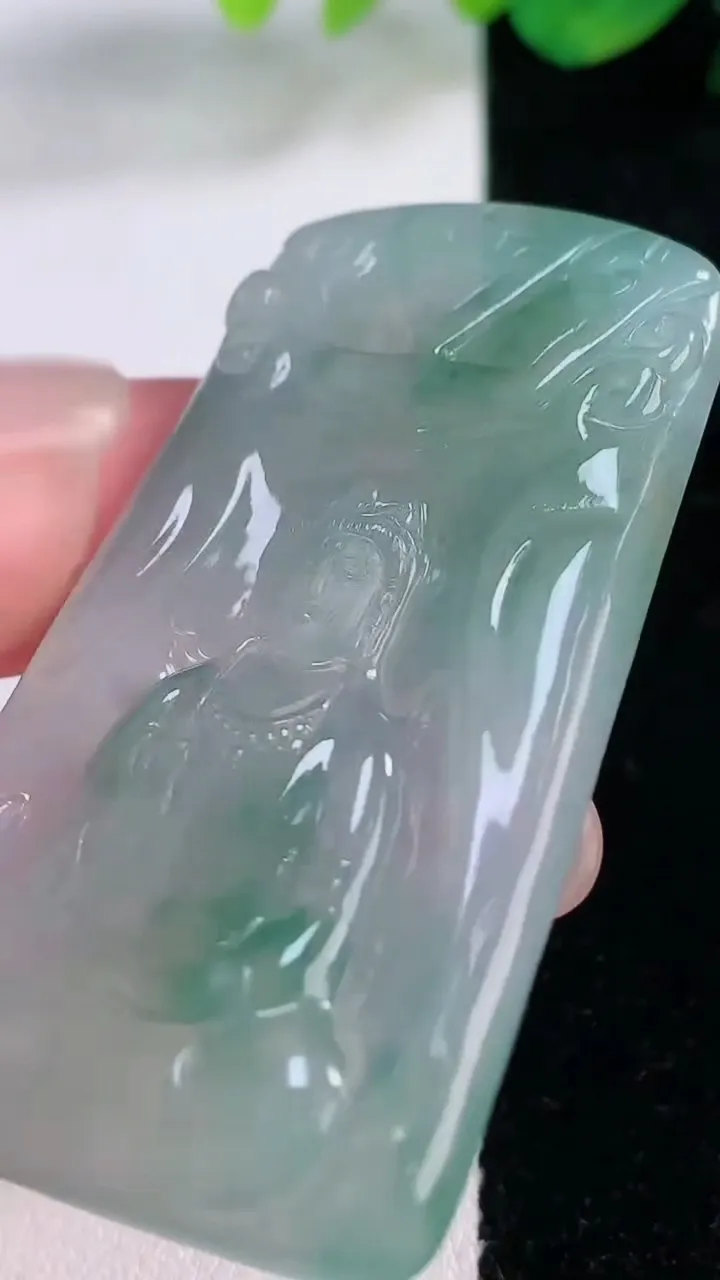 天然A货翡翠观音菩萨吊坠，尺寸55-32.6-5，重量:22.56g
12月2日