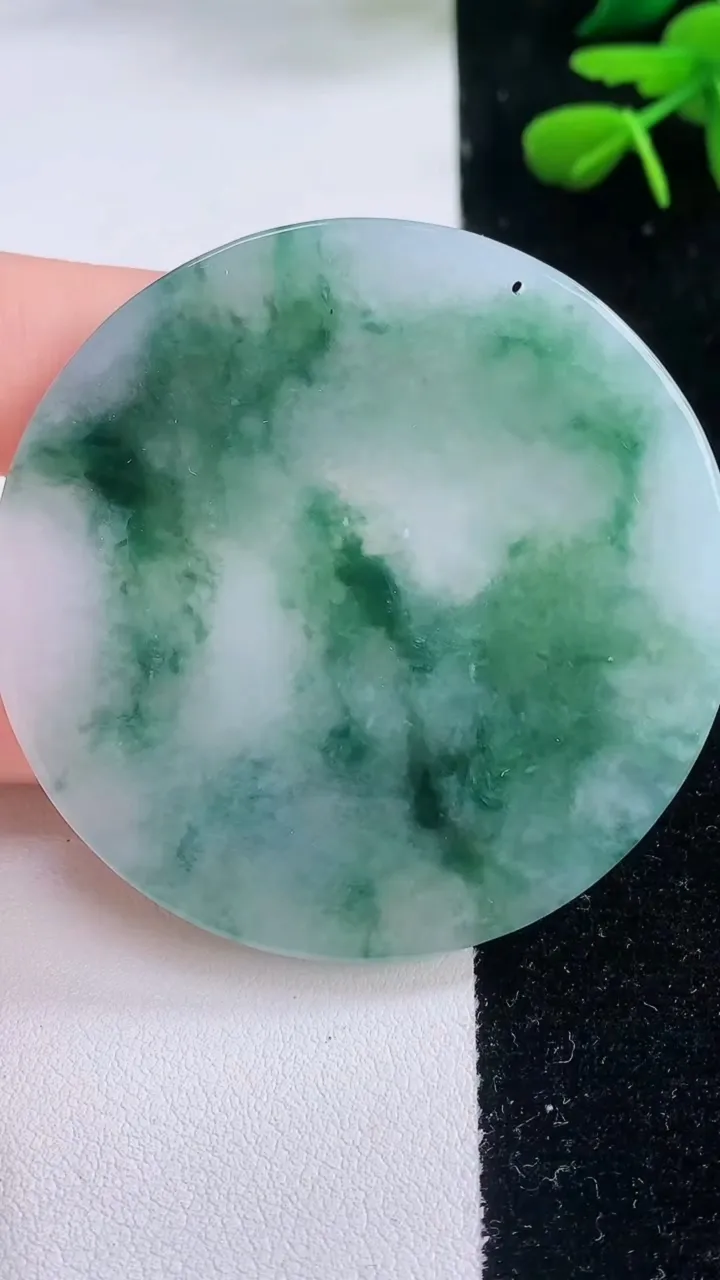 天然A货翡翠牌吊坠，尺寸56.7-5，重量:37.44g
12月2日