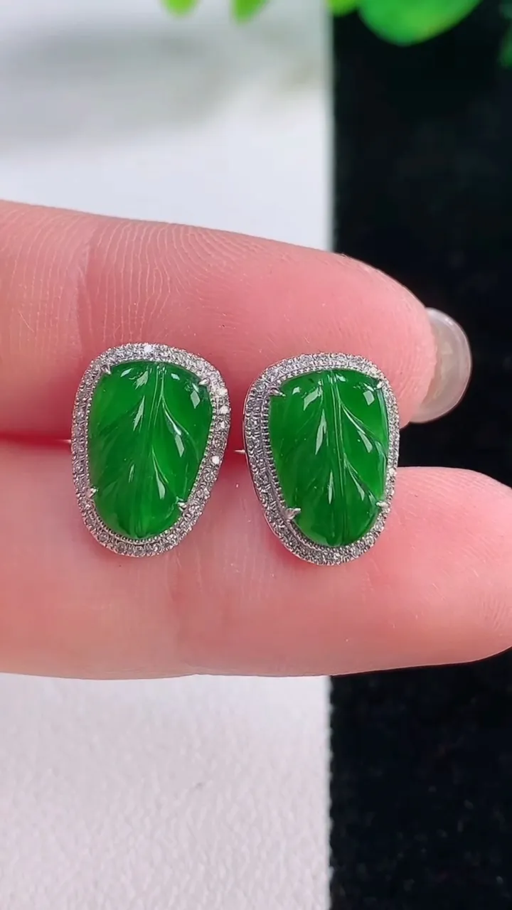 天然A货翡翠金枝玉叶 叶子耳钉，尺寸10.7-7.8，重量:2.23g
12月2日