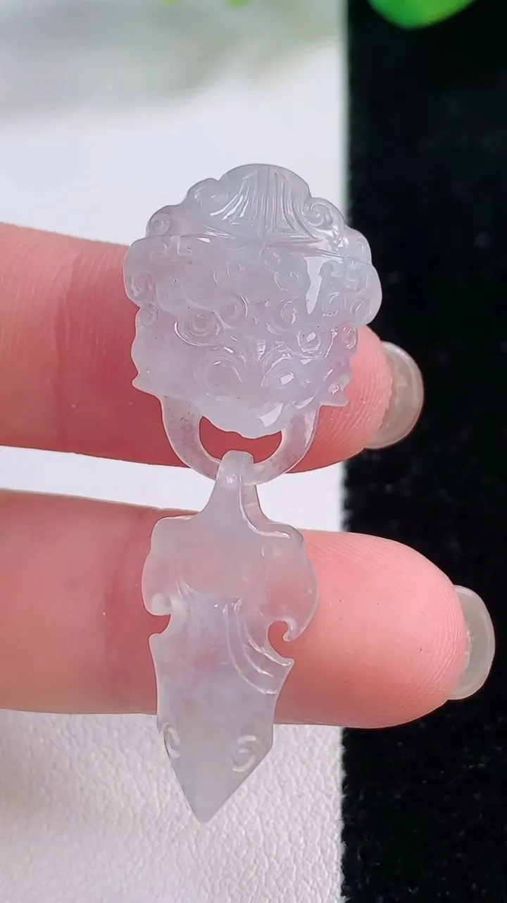 天然A货翡翠门扣，尺寸43-17.6-5.7，重量:5.36g
12月2日