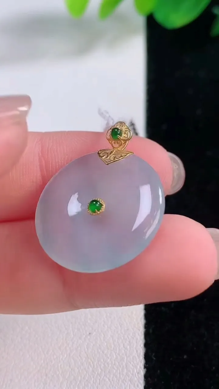 天然A货翡翠种紫罗兰平安扣吊坠，尺寸21.4-3.4，重量:4.11g
12月2日