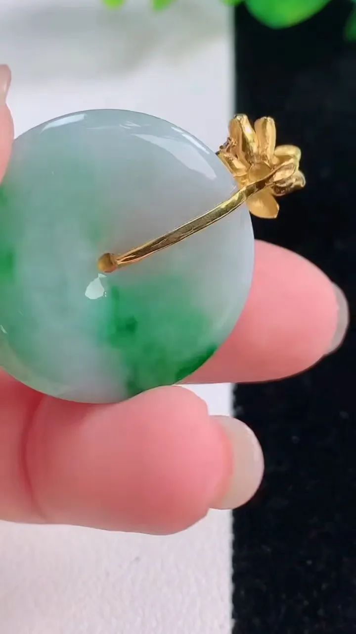 天然A货翡翠平安扣吊坠，尺寸26.7-3.5，重量:6.18g
12月2日