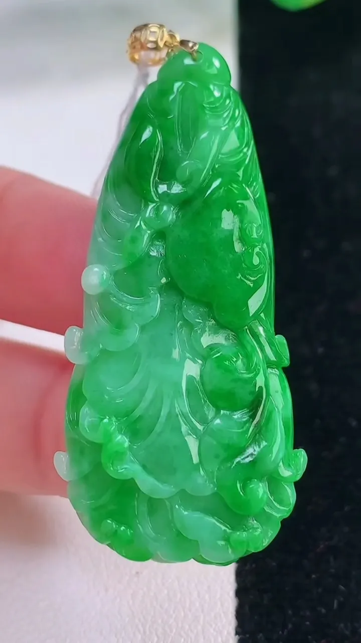 天然A货翡翠白菜吊坠，尺寸49.8-21.6-8，重量:15.67g
12月2日