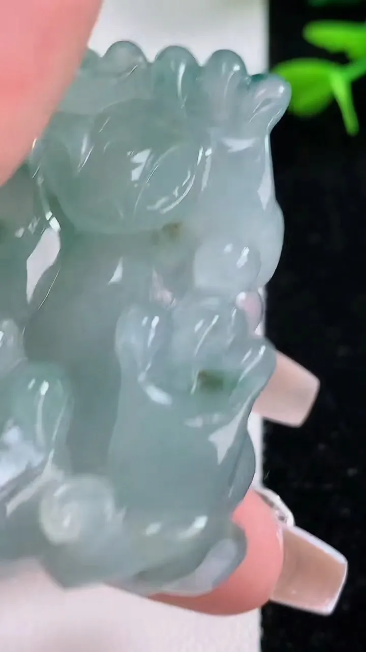 天然A货翡翠种飘花貔貅吊坠，尺寸50-26-23.4，重:63.40g
12月2日