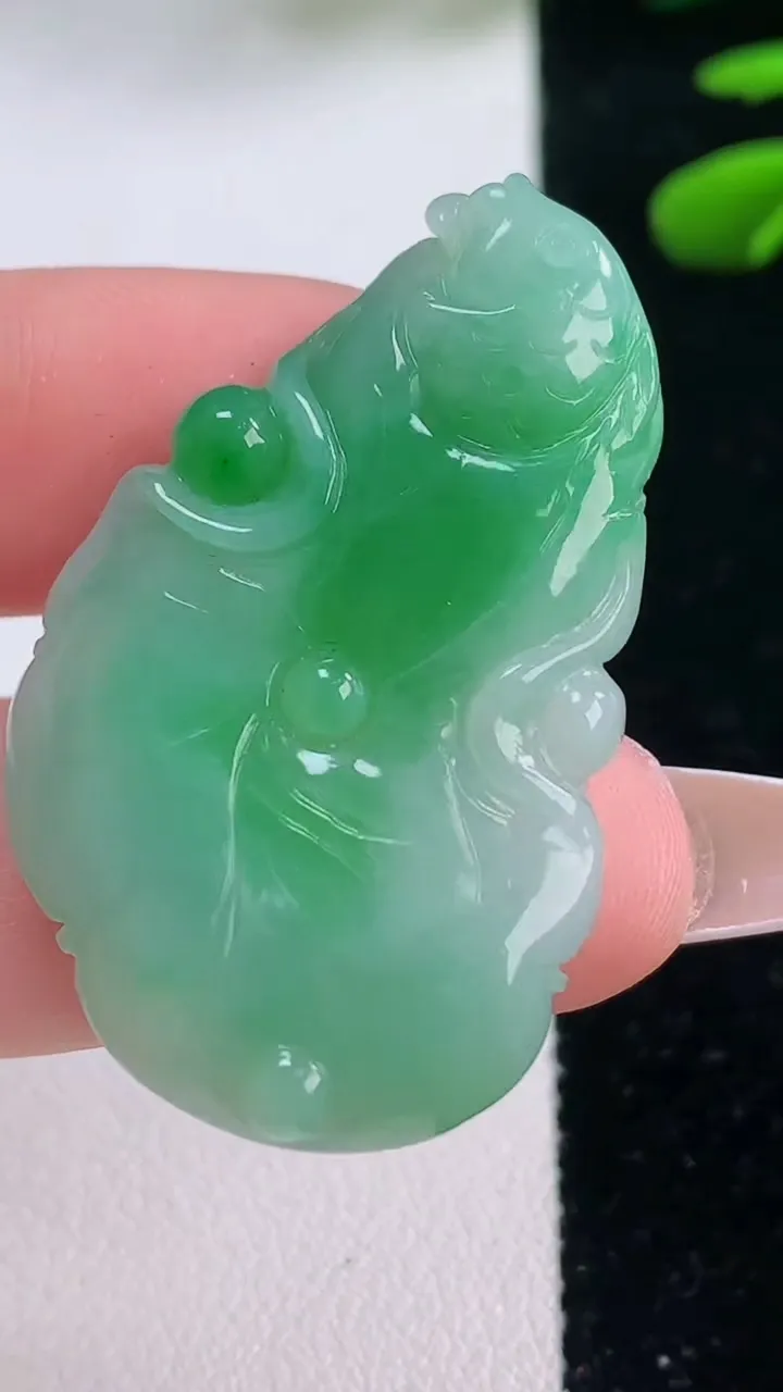 天然A货翡翠年年有余吊坠，尺寸40.5-25-5.7，重量:11.52g
12月2日