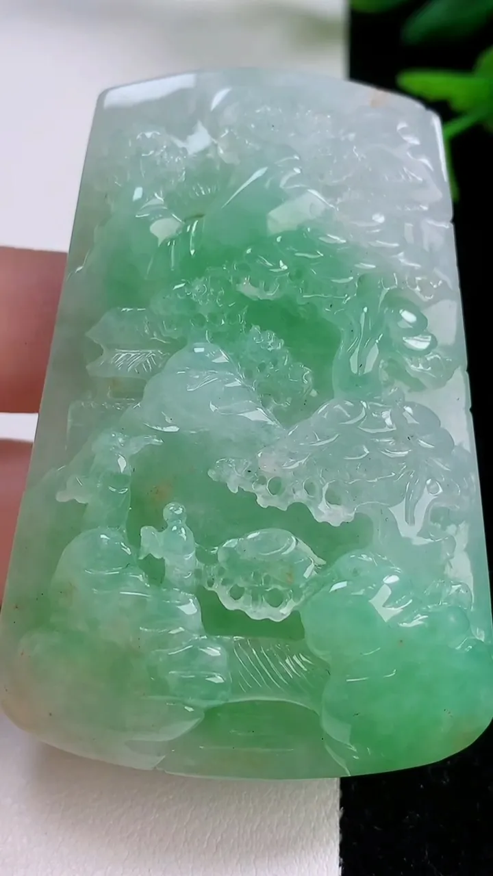 天然A货翡翠山水牌吊坠，尺寸65-45-13，重:71.66g
12月2日