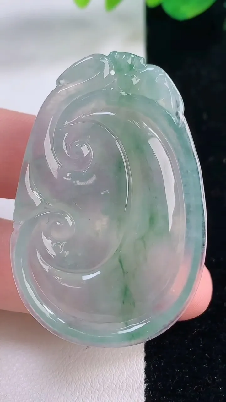 天然A货翡翠种飘花如意吊坠，尺寸50-33-5.8，重量:18.73g
12月2日