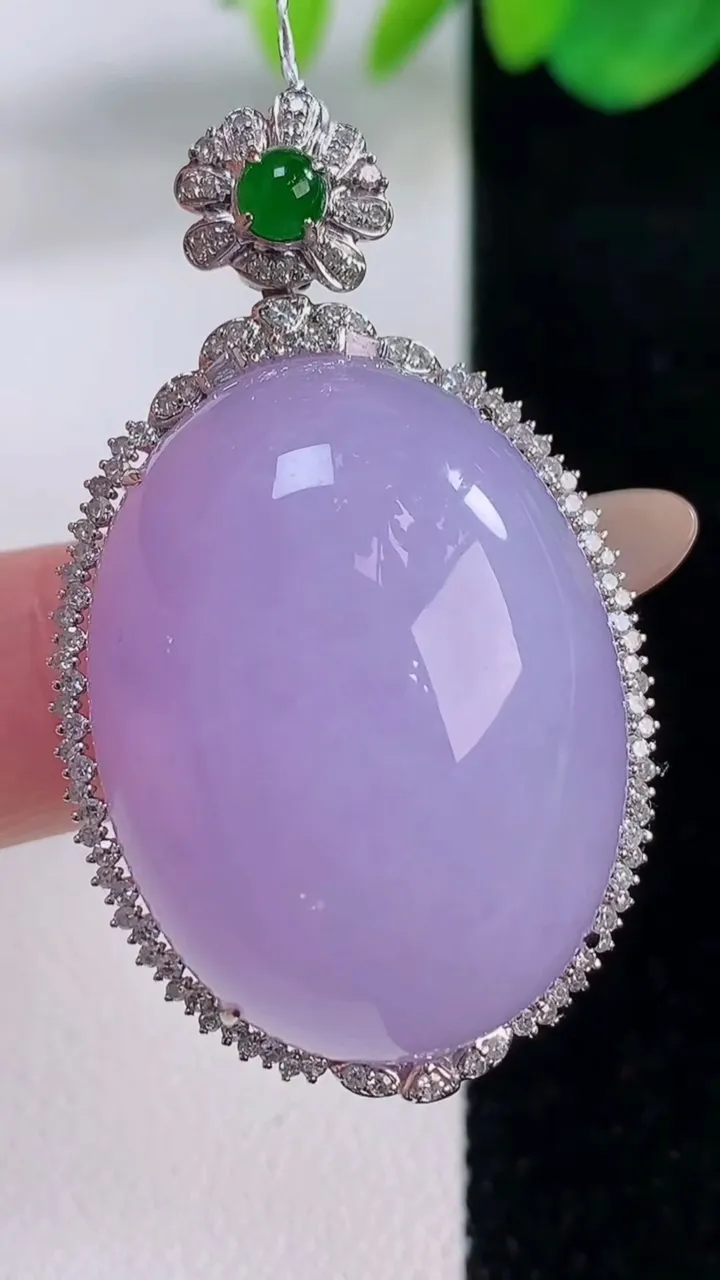 天然A货翡翠18K金紫罗兰蛋面吊坠，尺寸43.3-26.2-14.7，裸石29.4-22.4重量:18.50g
12月2日