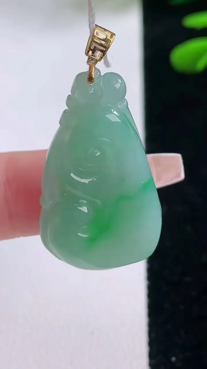 天然A货翡翠如意吊坠，尺寸31.4-18.5-4.9，重量:5.54g
12月2日