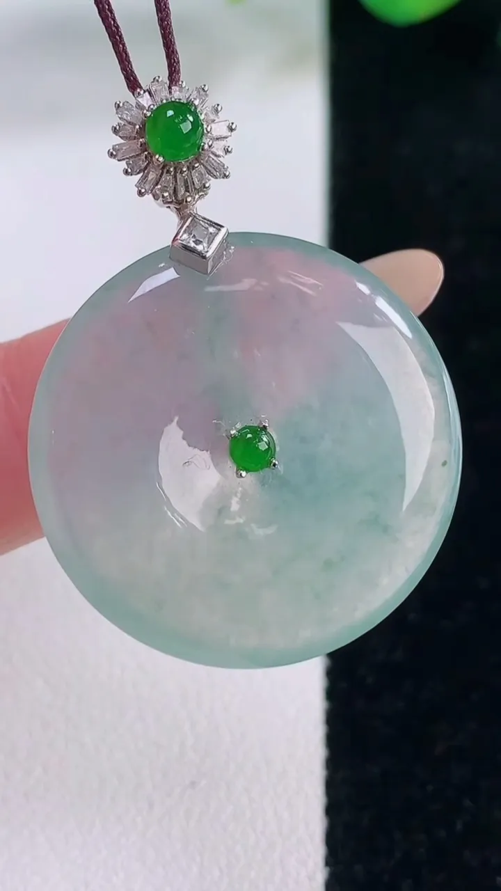 天然A货翡翠种飘花平安扣吊坠，尺寸27-4.6，重量:9.82g
12月2日