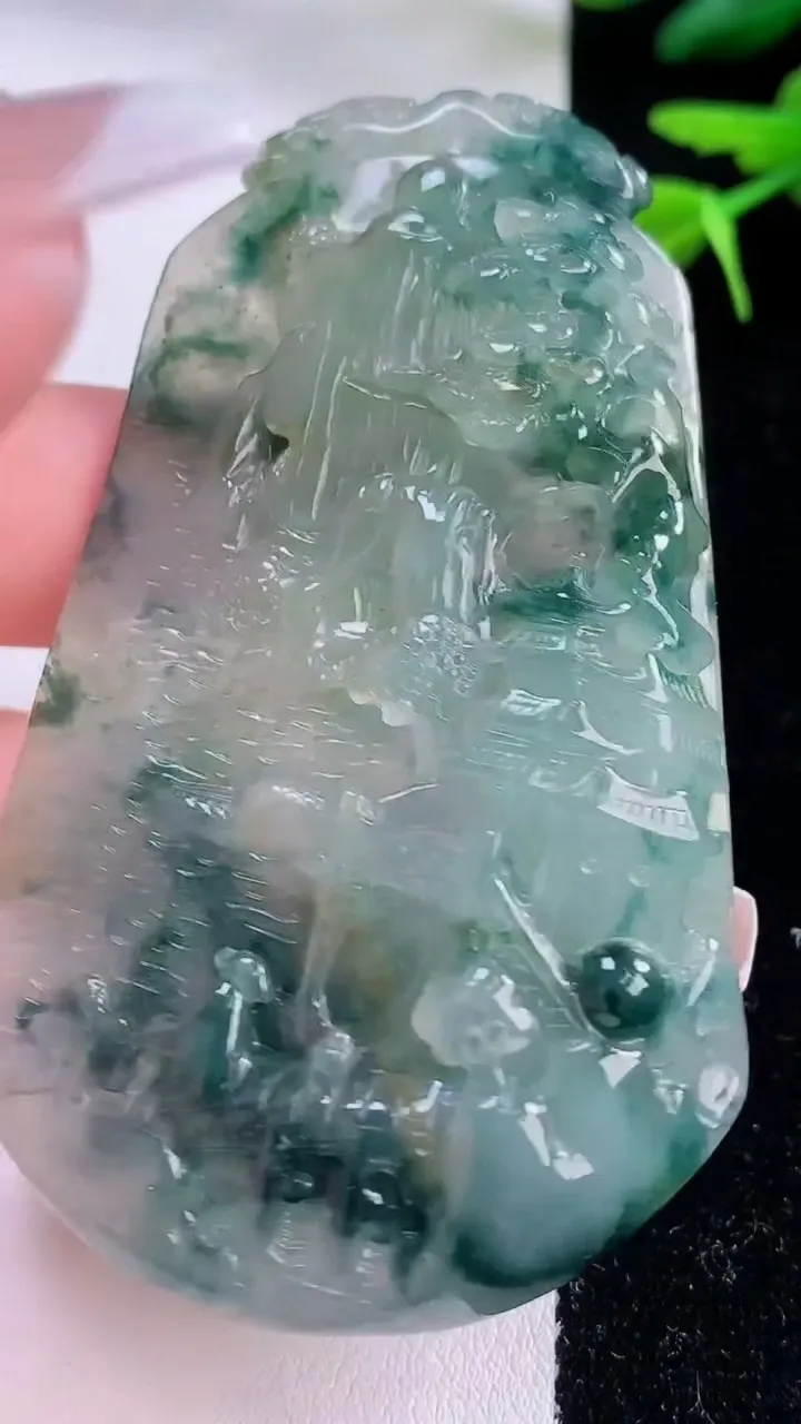 天然A货翡翠牌吊坠，尺寸70-43-10，重:44.79g
12月2日