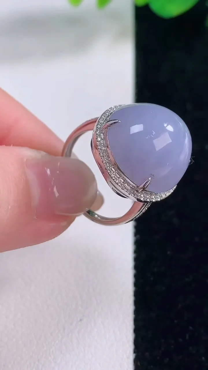 天然A货翡翠18K金紫罗兰蛋面戒指，尺寸17-17.5-15.5-10.4，重量:6.81g2025年12月2日
工厂直销收藏佳品,种好水足，色泽均匀，有种有色，上手高大气！