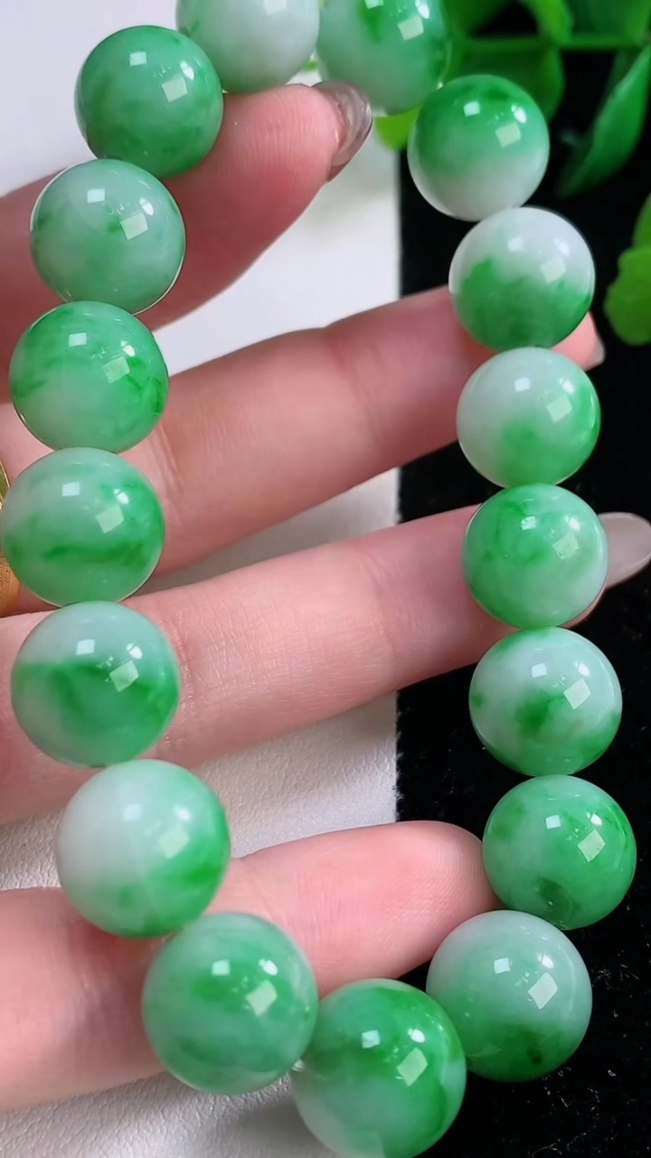 天然A货翡翠圆珠手串，尺寸11.8-17颗，重量:52.20g12月2日
工厂直销收藏佳品,种好水足，色泽均匀，有种有色，上手高大气！