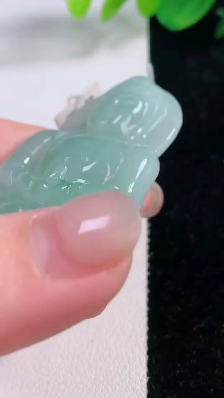 天然A货翡翠观音菩萨吊坠，尺寸53.5-36.6-6.3，重量:21.39g
12月2日