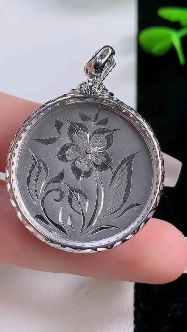 天然A货翡翠山水牌吊坠，尺40-30-7.3，裸石26重:9.92g
12月2日