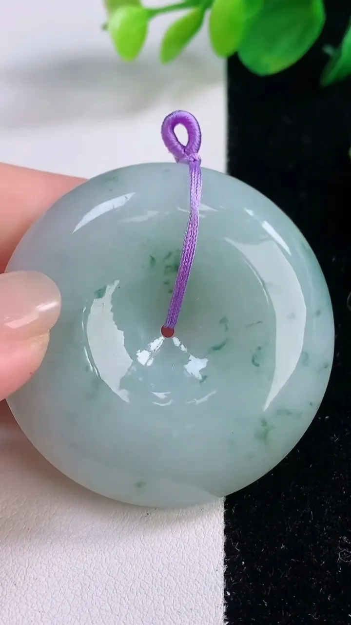 天然A货翡翠冰种飘花平安扣吊坠，尺寸46.8-12.2，重量:58.78g
12月2日