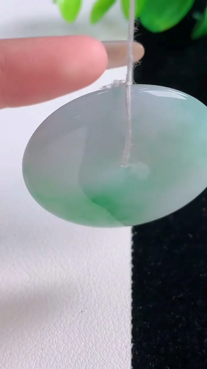 天然A货翡翠平安扣吊坠，尺寸38-5.7，重量:17.24g
12月2日