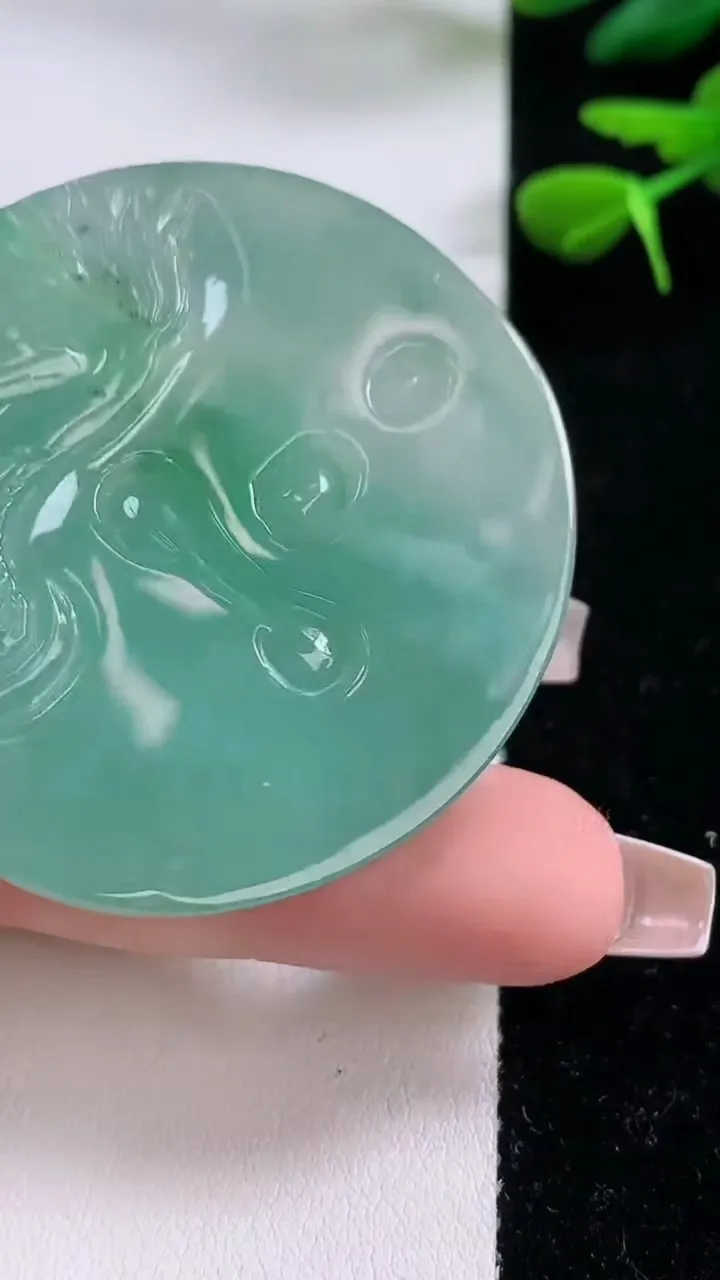 天然A货翡翠祥龙不动明王吊坠，尺寸50-46-6.2，重:28.60g
12月2日