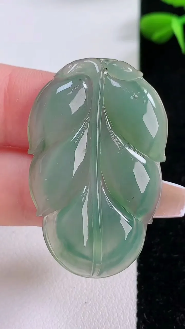天然A货翡翠金枝玉叶 叶子吊坠，尺寸39.7-25.6-4.6，重:7.96g
12月2日