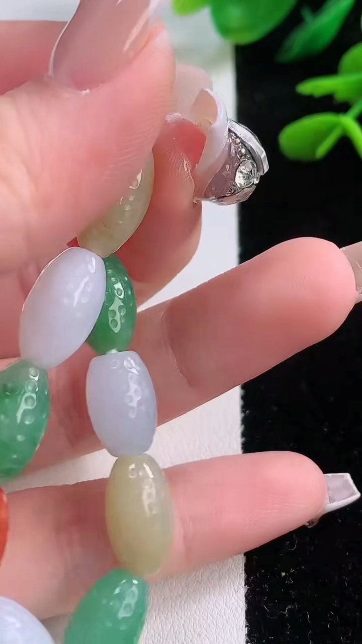 天然A货翡翠三彩路路通手串，尺寸12.2-8-7.8-14颗，重量:22.64g12月2日
工厂直销收藏佳品,种好水足，色泽均匀，有种有色，上手高大气！