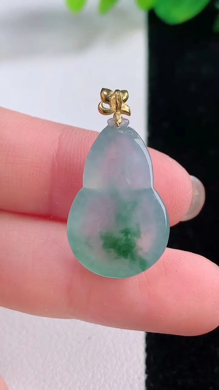 天然A货翡翠种飘花葫芦吊坠，尺寸222-15.2-5.3，重量:3.29g
12月2日