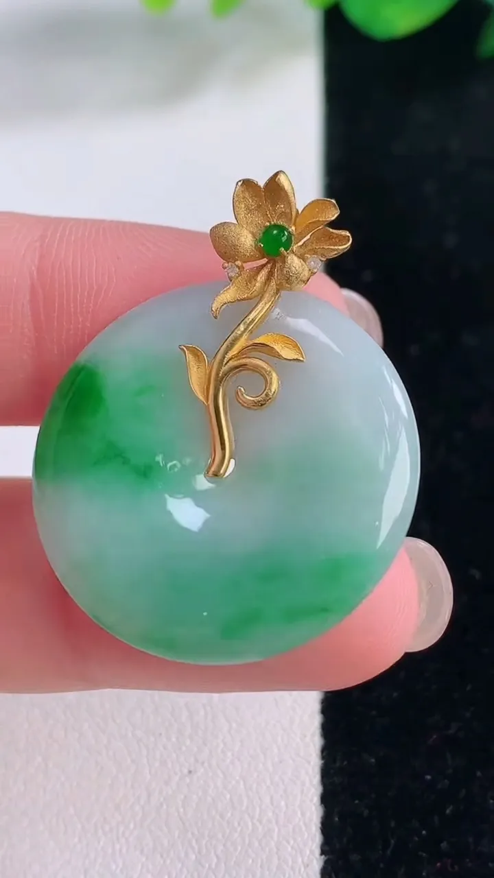 天然A货翡翠平安扣吊坠，尺寸26.7-3.5，重量:6.18g
12月2日