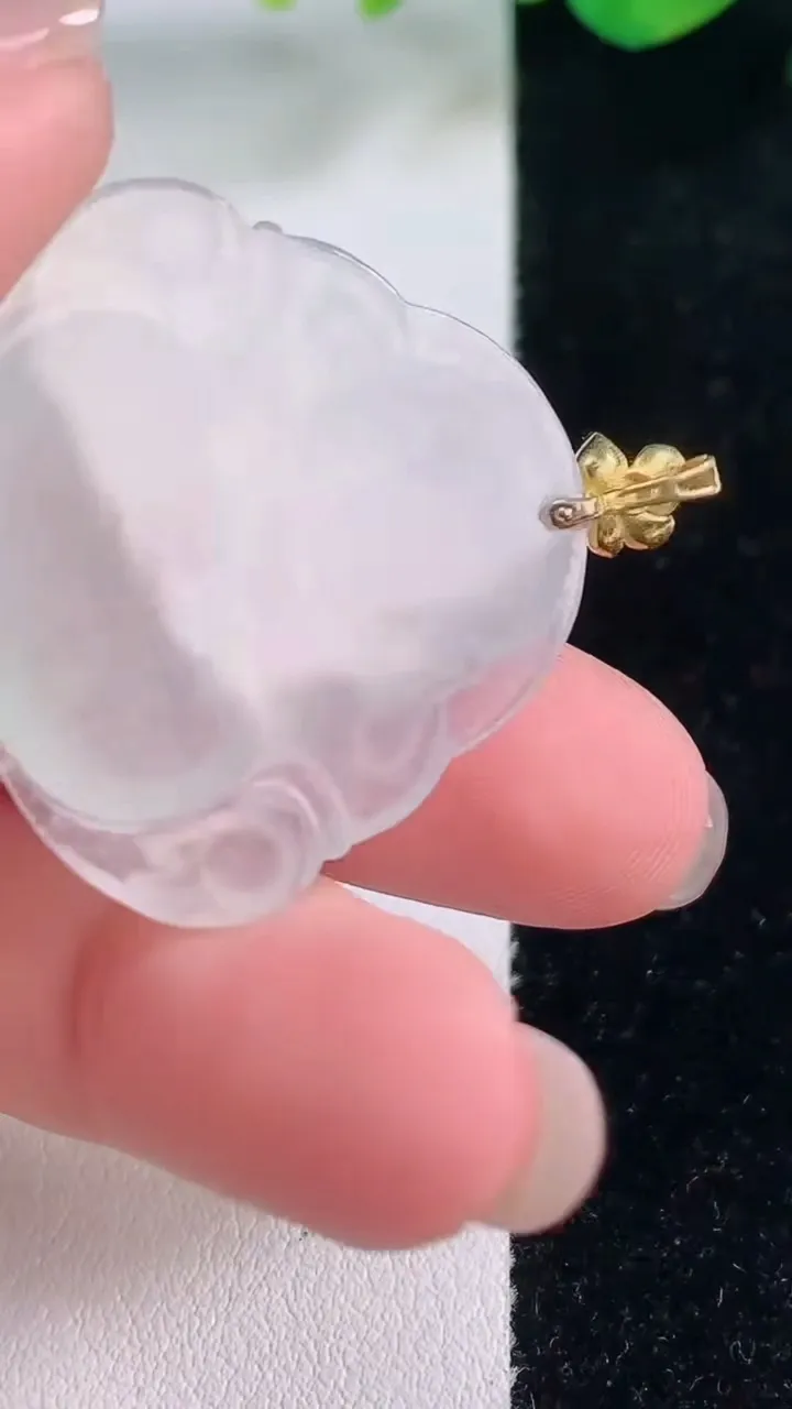 天然A货翡翠种白冰佛公吊坠，尺寸29.8-32.4-5.5，重量:8.85g
12月2日