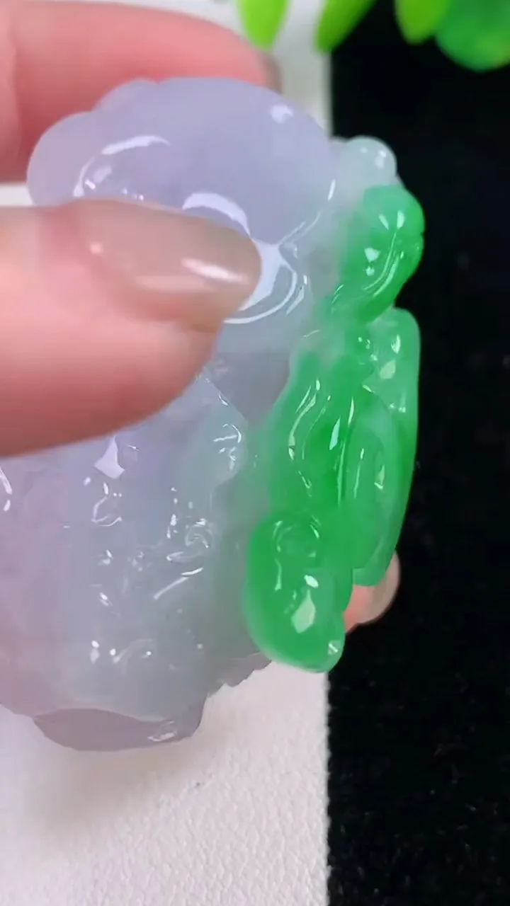 天然A货翡翠指环扳指，尺寸20.5-12-4.6，重量:13.60g2025年12月2日
工厂直销收藏佳品,种好水足，色泽均匀，有种有色，上手高大气！