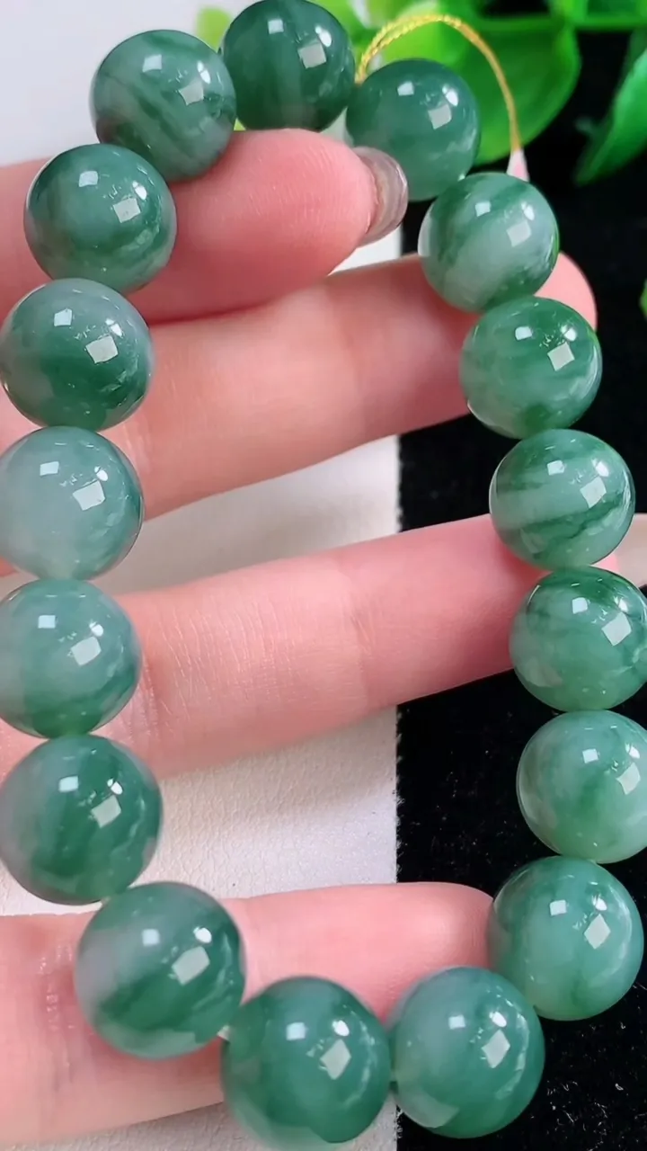天然A货翡翠飘花圆珠手串，尺寸11.3-17颗，重量:45.10g12月2日
工厂直销收藏佳品,种好水足，色泽均匀，有种有色，上手高大气！