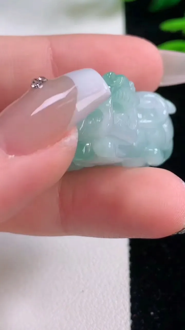 天然A货翡翠霸王貔貅吊坠，尺寸37-19.5-15，重量:27.62g
12月2日