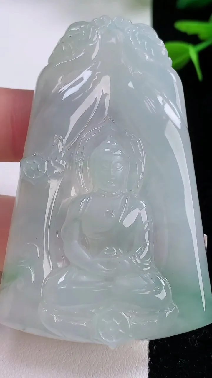 天然A货翡翠大日如来吊坠，尺寸66-43-6.5，重:g
12月2日