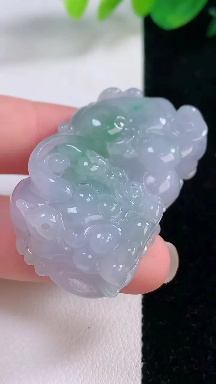 天然A货翡翠春带彩紫罗兰霸王貔貅吊坠，尺寸47.4-26.4-12，重量:32.07g
12月2日