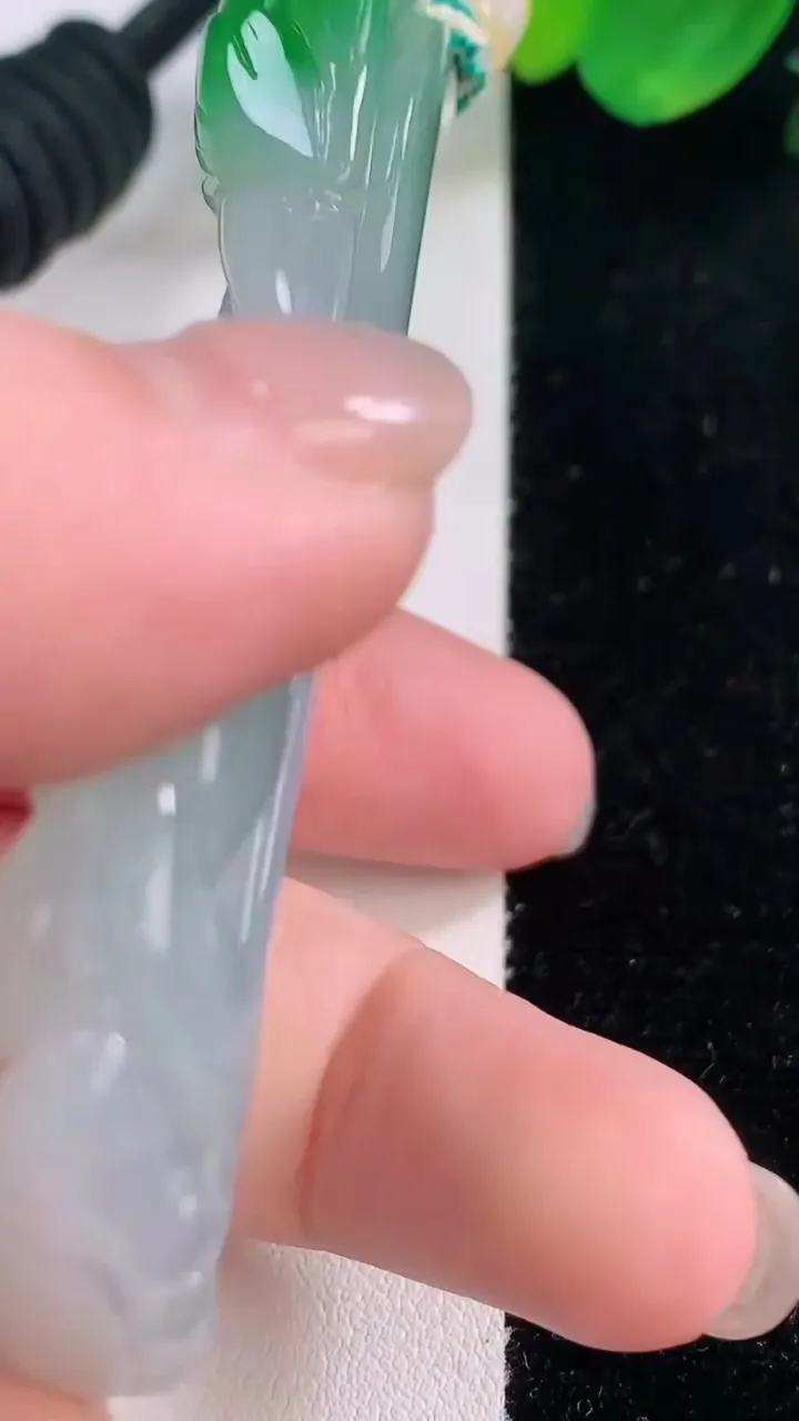 天然A货翡翠虚空藏菩萨吊坠，尺寸74.5-36.6-9.5，重量:51.38g
12月2日