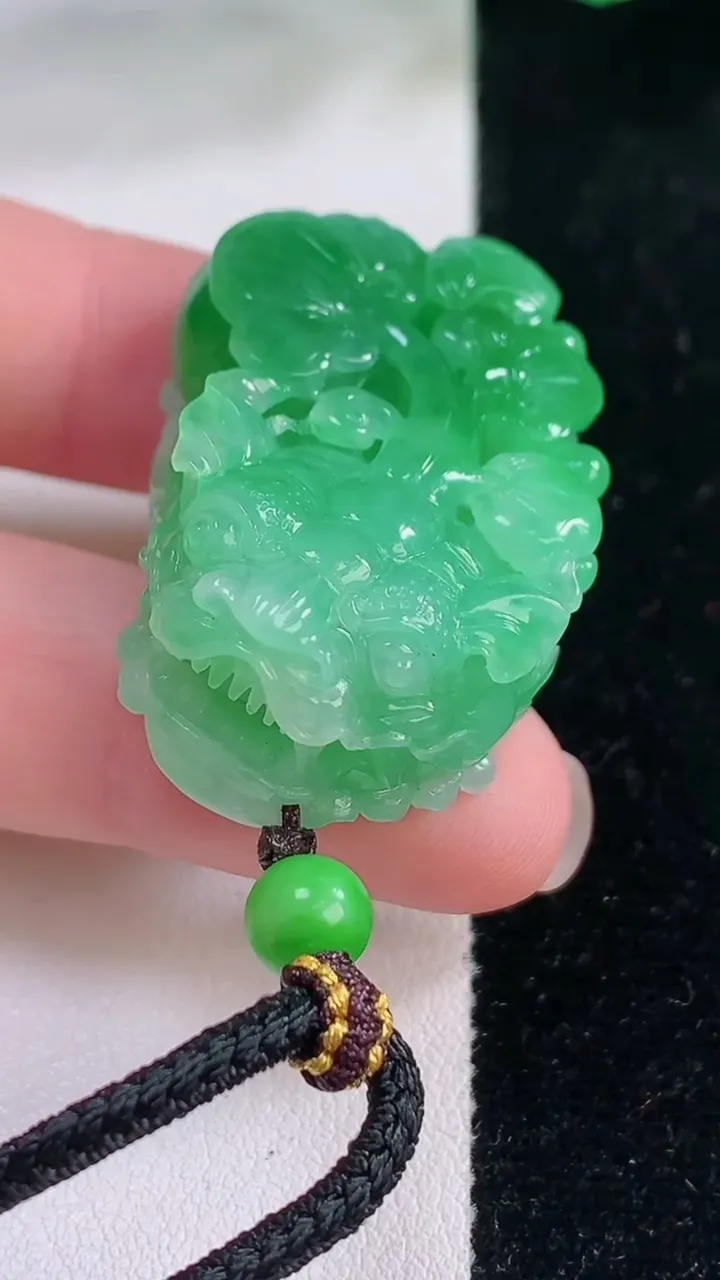 天然A货翡翠貔貅吊坠，尺寸41.8-23-13.2，重量:31.64g
12月2日