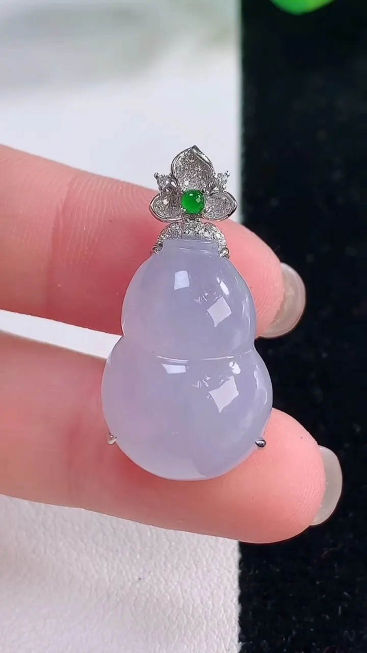 天然A货翡翠18K金紫罗兰葫芦吊坠，尺寸30.6-22.2-15.8-10.2，重量:9.10g
1
