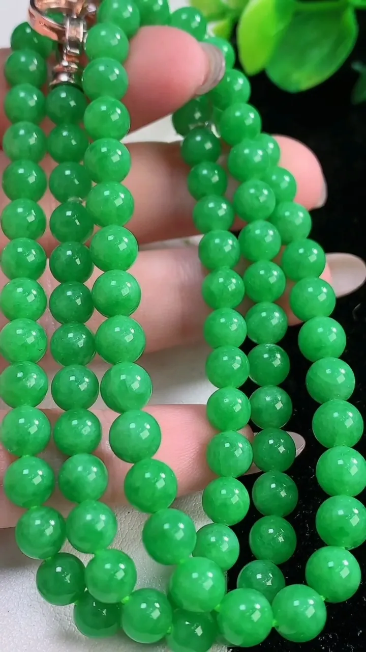 天然A货翡翠圆珠项链，尺寸6-106颗，重量:43.40g12月2日
工厂直销收藏佳品,种好水足，色泽均匀，有种有色，上手高大气！