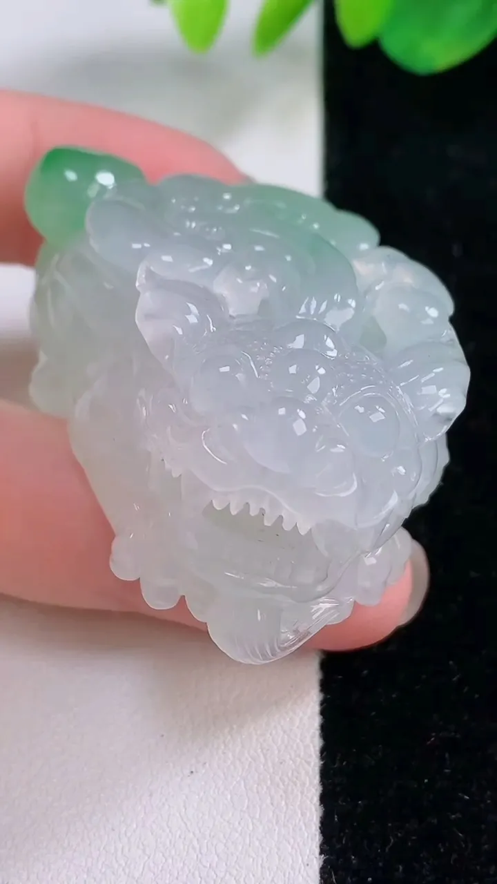 天然A货翡翠貔貅吊坠，尺寸46-30.5-21.7，重量:64.24g
12月2日