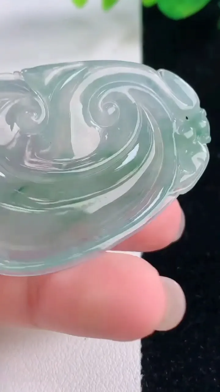 天然A货翡翠种飘花如意吊坠，尺寸50-33-5.8，重量:18.73g
12月2日