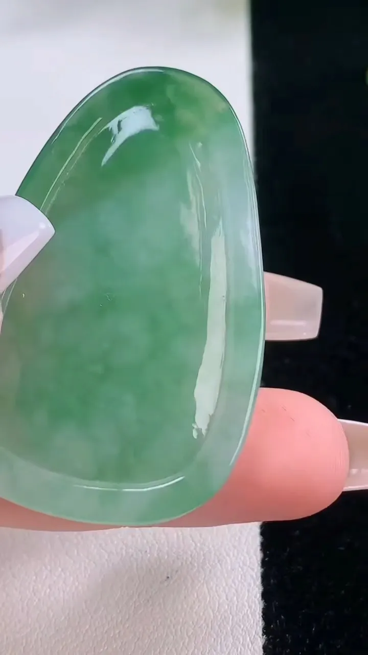 天然A货翡翠山水牌吊坠，尺寸46.5-30-5，重量:15.29g
12月2日