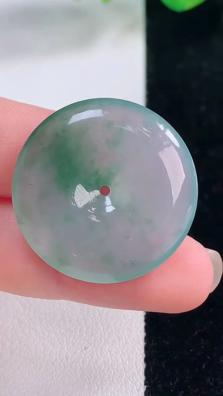 天然A货翡翠冰种飘花平安扣吊坠，尺寸28.4-5.4，重量:9.43g
12月2日