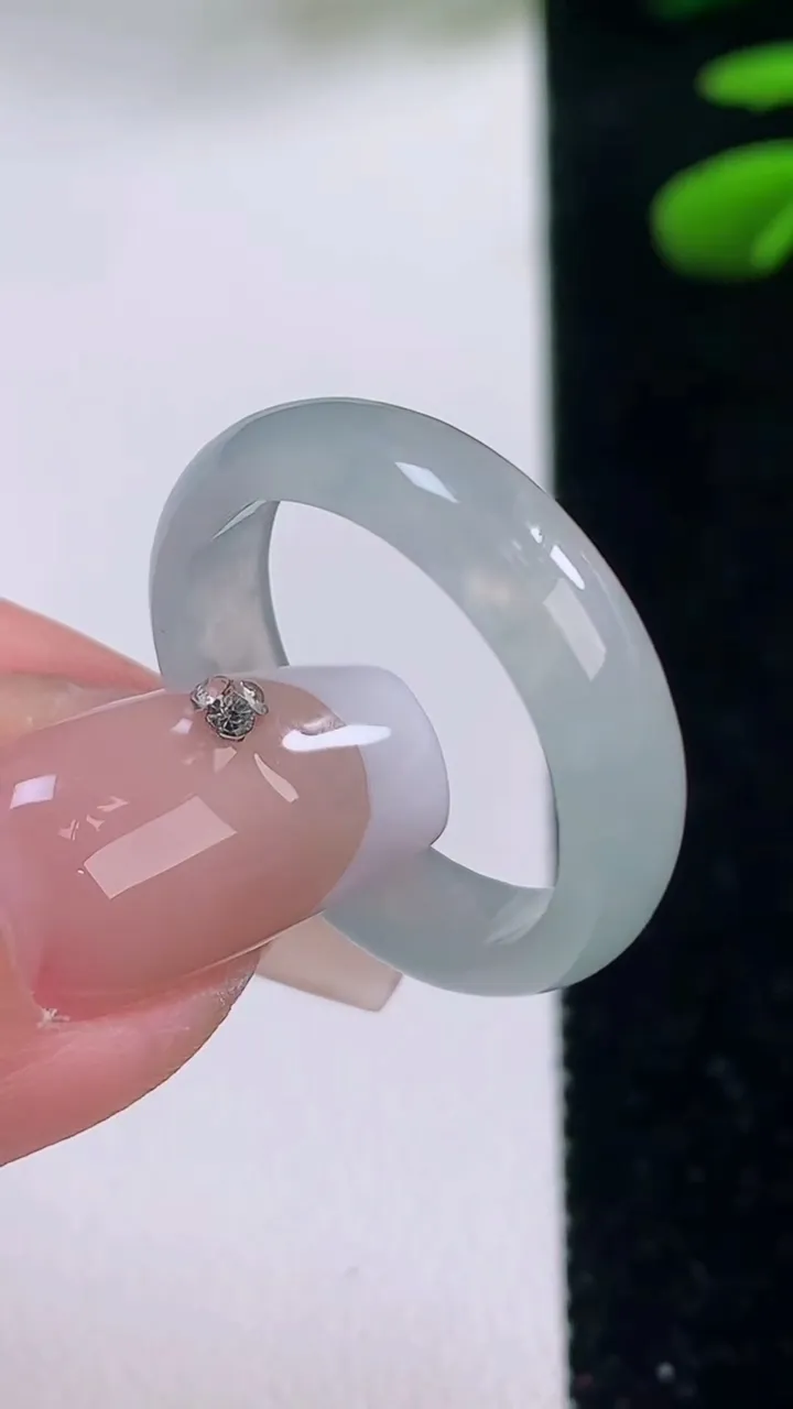 天然A货翡翠指环戒指，尺寸19.2-5-2.4，重量:2.83g2025年12月2日
工厂直销收藏佳