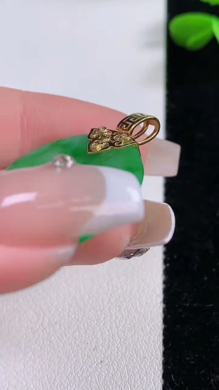 天然A货翡翠平安扣吊坠，尺寸26.3-13，重:3.68g
12月2日