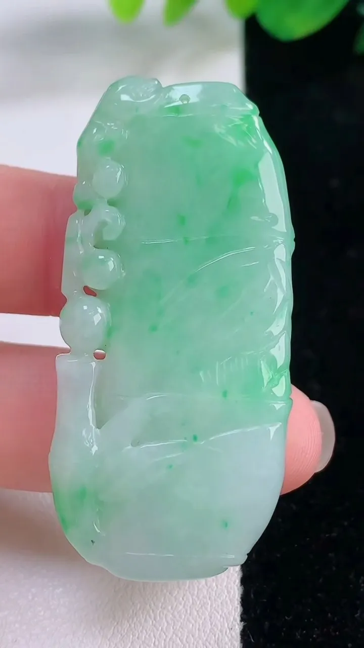 天然A货翡翠节节高升 竹节吊坠，尺寸51.3-23.5-6.4，重量:18.04g
12月2日
