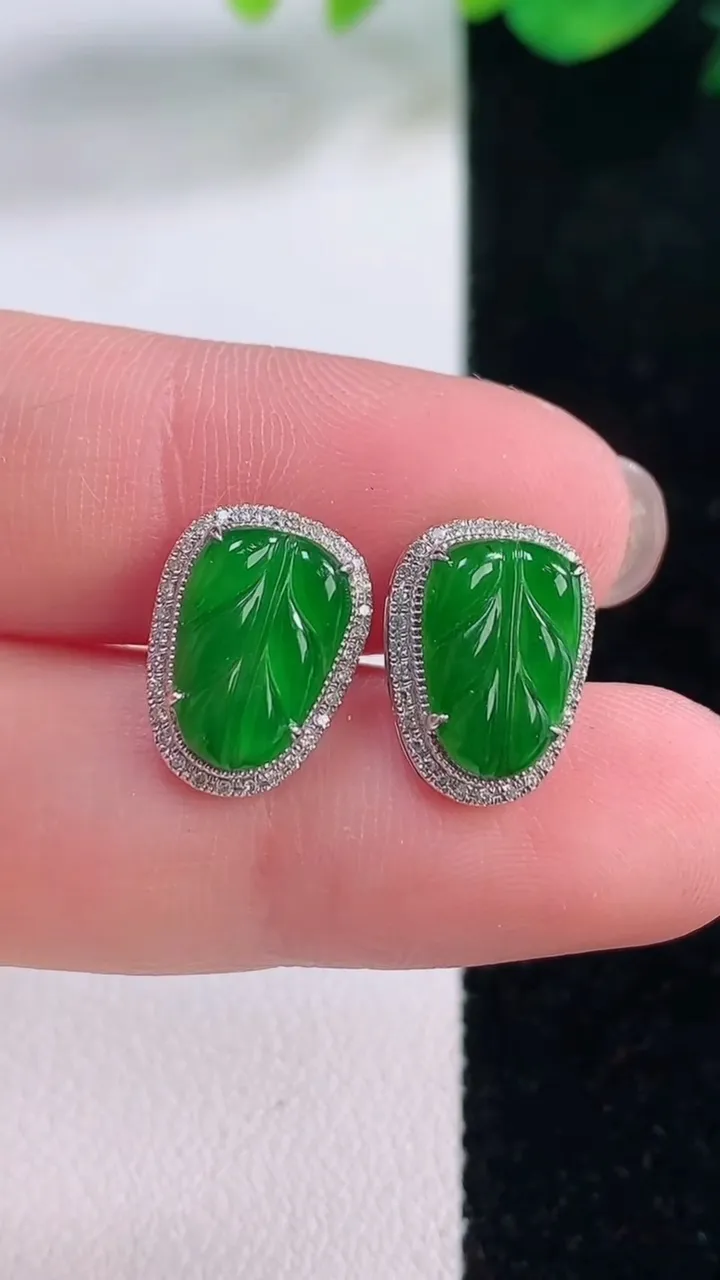 天然A货翡翠金枝玉叶 叶子耳钉，尺寸10.7-7.8，重量:2.23g
12月2日