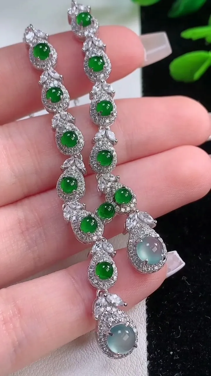 天然A货翡翠蛋面项链，尺寸5.2，重量:12.28g12月2日
工厂直销收藏佳品,种好水足，色泽均匀，有种有色，上手高大气！