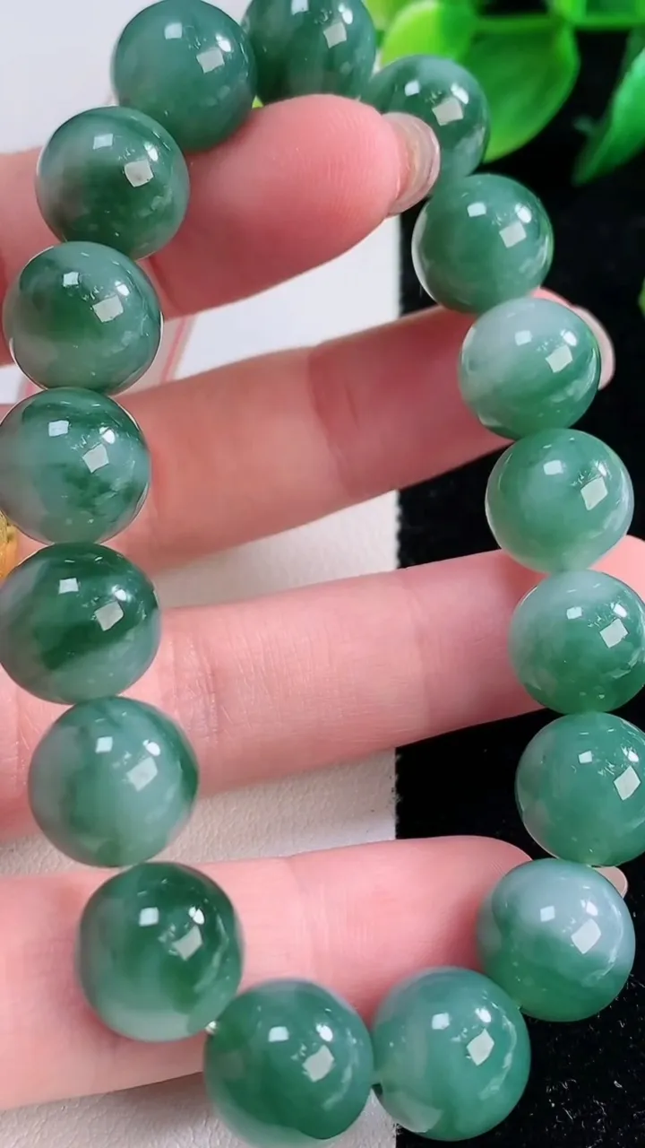 天然A货翡翠飘花圆珠手串，尺寸11.3-17颗，重量:45.10g12月2日
工厂直销收藏佳品,种好水足，色泽均匀，有种有色，上手高大气！