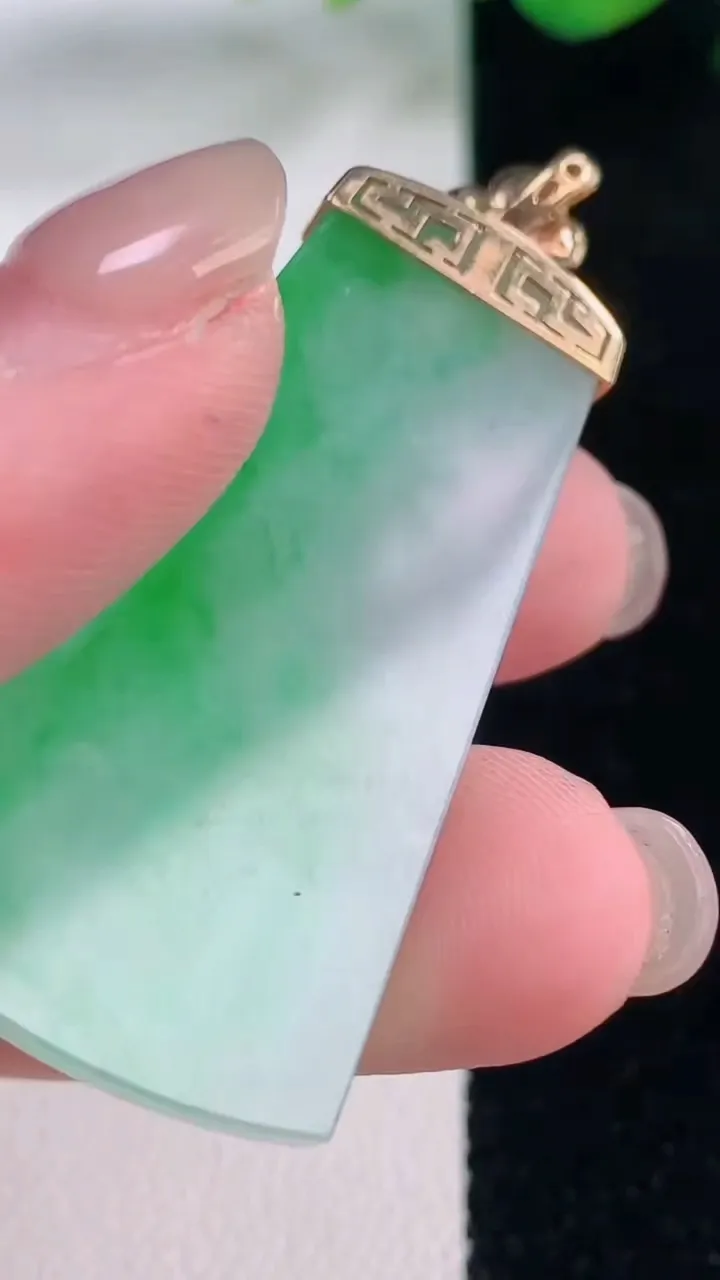 天然A货翡翠无事牌吊坠，尺寸41.8-22-3.5，重量:10.07g
12月2日