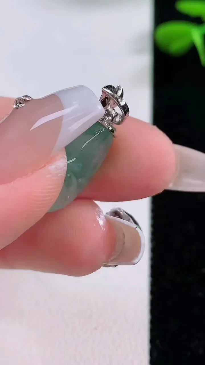 天然A货翡翠种飘花葫芦吊坠，尺寸17.4-11.3-7，重:2.94g
12月2日